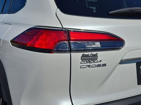 Used 2022 Toyota Corolla Cross XLE w/ Convenience Package image 9