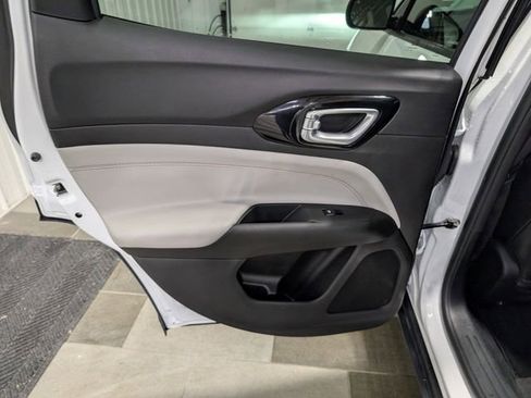 Used 2025 Jeep Compass Limited image 8