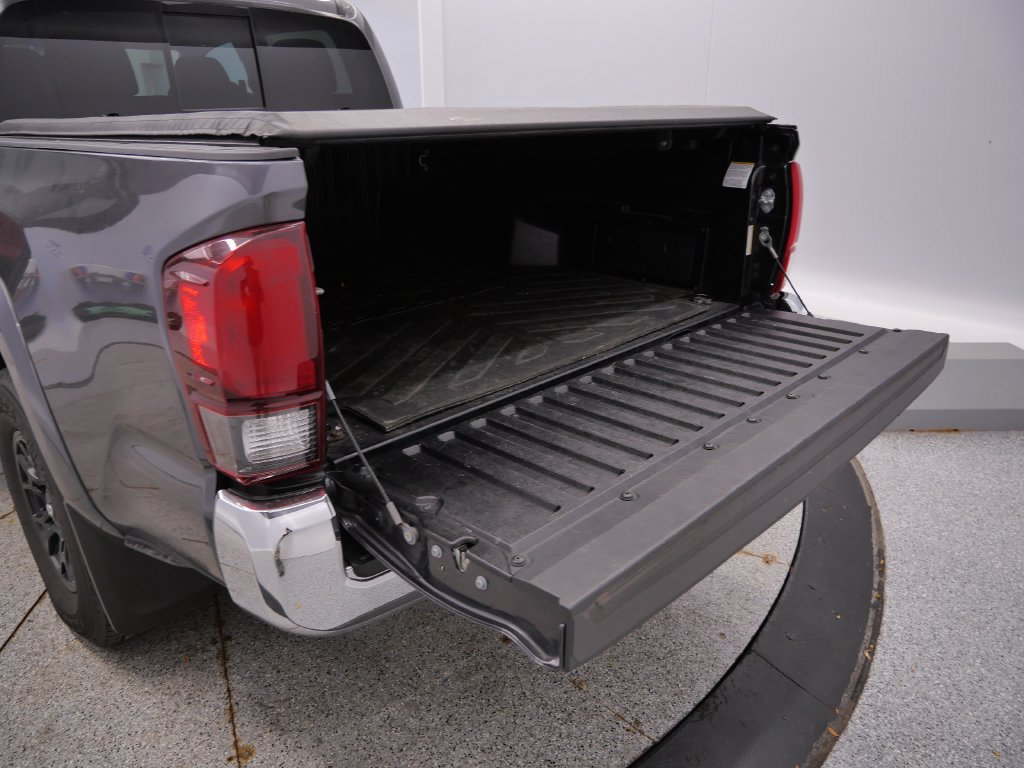 Used 2021 Toyota Tacoma SR5 AWD/4WD image 16