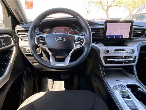 Used 2023 Ford Explorer XLT image 6