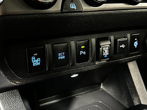 Used 2020 Toyota Tacoma TRD Off-Road w/ TRD Premium Off Road Package AWD/4WD image 22