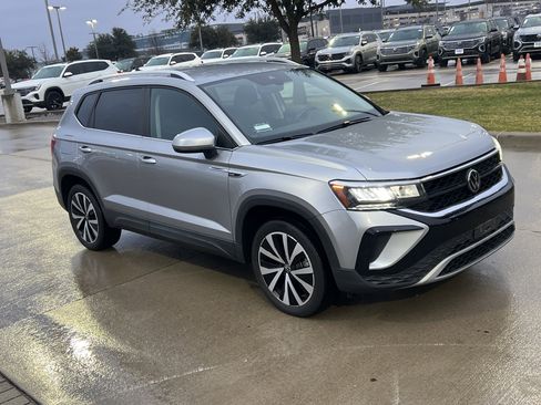 Used 2023 Volkswagen Taos SE image 2