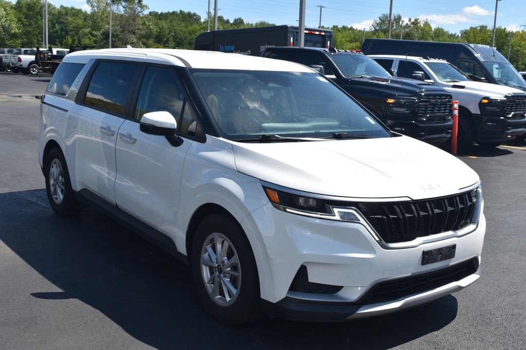 Used 2023 Kia Carnival LX FWD image 1