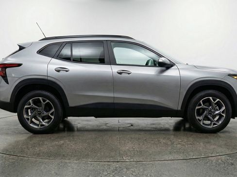 Used 2025 Chevrolet Trax LT w/ LT Convenience Package FWD image 11