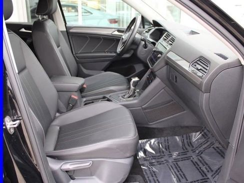 Certified 2023 Volkswagen Tiguan SE image 17