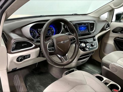 Used 2021 Chrysler Voyager LX FWD image 16