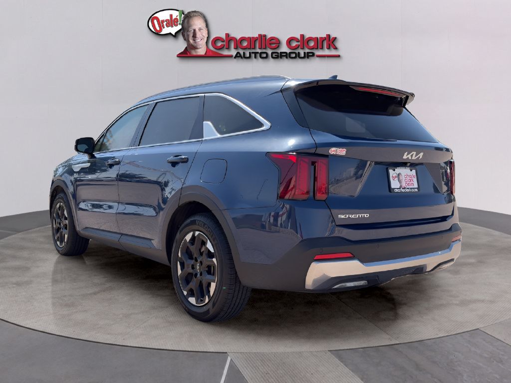 Used 2024 Kia Sorento S w/ Panoramic Sunroof Package FWD image 3