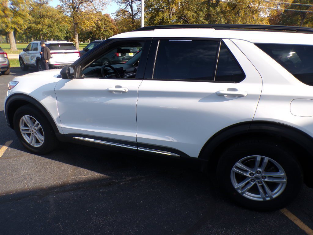 Used 2021 Ford Explorer XLT w/ Equipment Group 202A AWD/4WD image 9