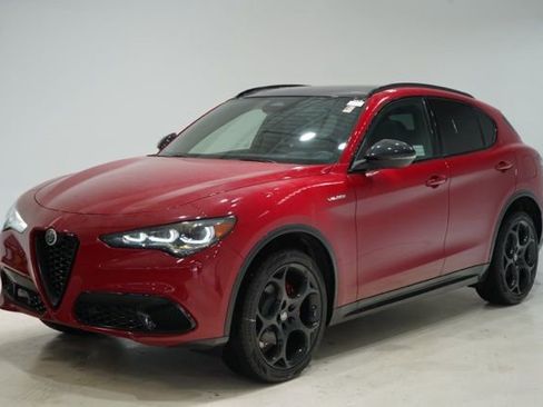 New 2025 Alfa Romeo Stelvio Sprint image 3