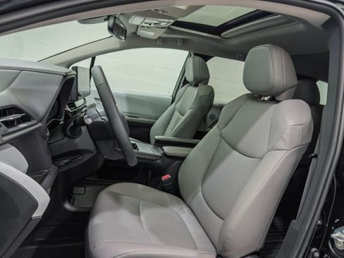 Used 2025 Toyota Sienna XLE AWD/4WD image 16