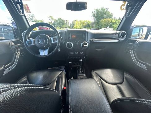 Used 2015 Jeep Wrangler Unlimited Rubicon AWD/4WD image 14