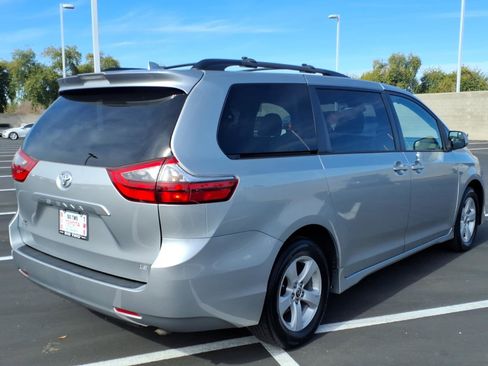 Certified 2020 Toyota Sienna LE w/ Carpet Mat Package image 4