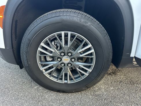 Certified 2025 Chevrolet Traverse LT image 11