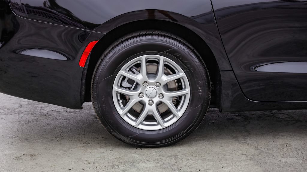 New 2027 Chrysler Pacifica Select FWD image 12