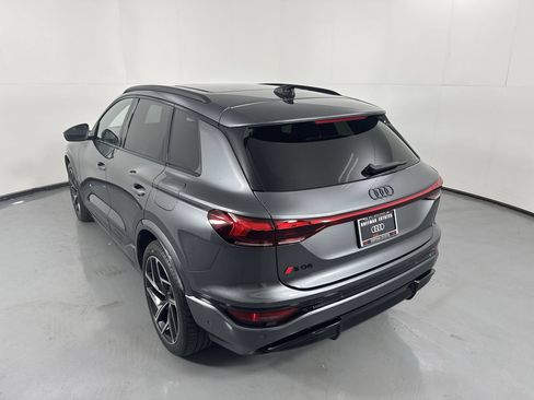Used 2025 Audi SQ6 e-tron Premium Plus w/ Premium Plus AWD/4WD image 32