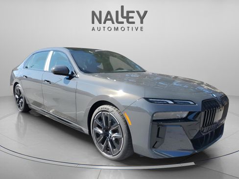 Used 2025 BMW 750e xDrive image 4