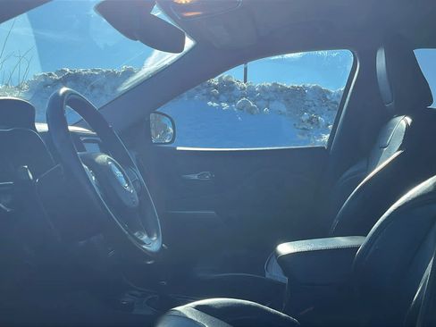 Used 2019 Jeep Cherokee Limited image 11