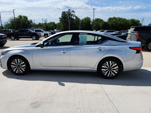 Used 2024 Nissan Altima 2.5 SV FWD image 8