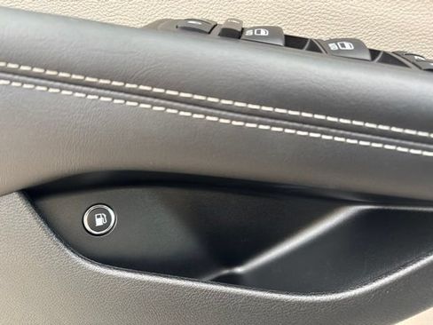 Used 2023 Chrysler Pacifica Limited w/ Uconnect Theater Family Group FWD image 12