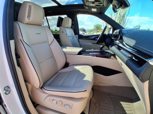 Used 2023 Cadillac Escalade Premium Luxury AWD/4WD image 36