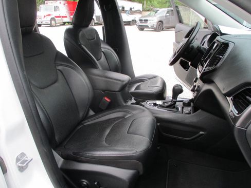 Used 2019 Jeep Cherokee Limited image 22