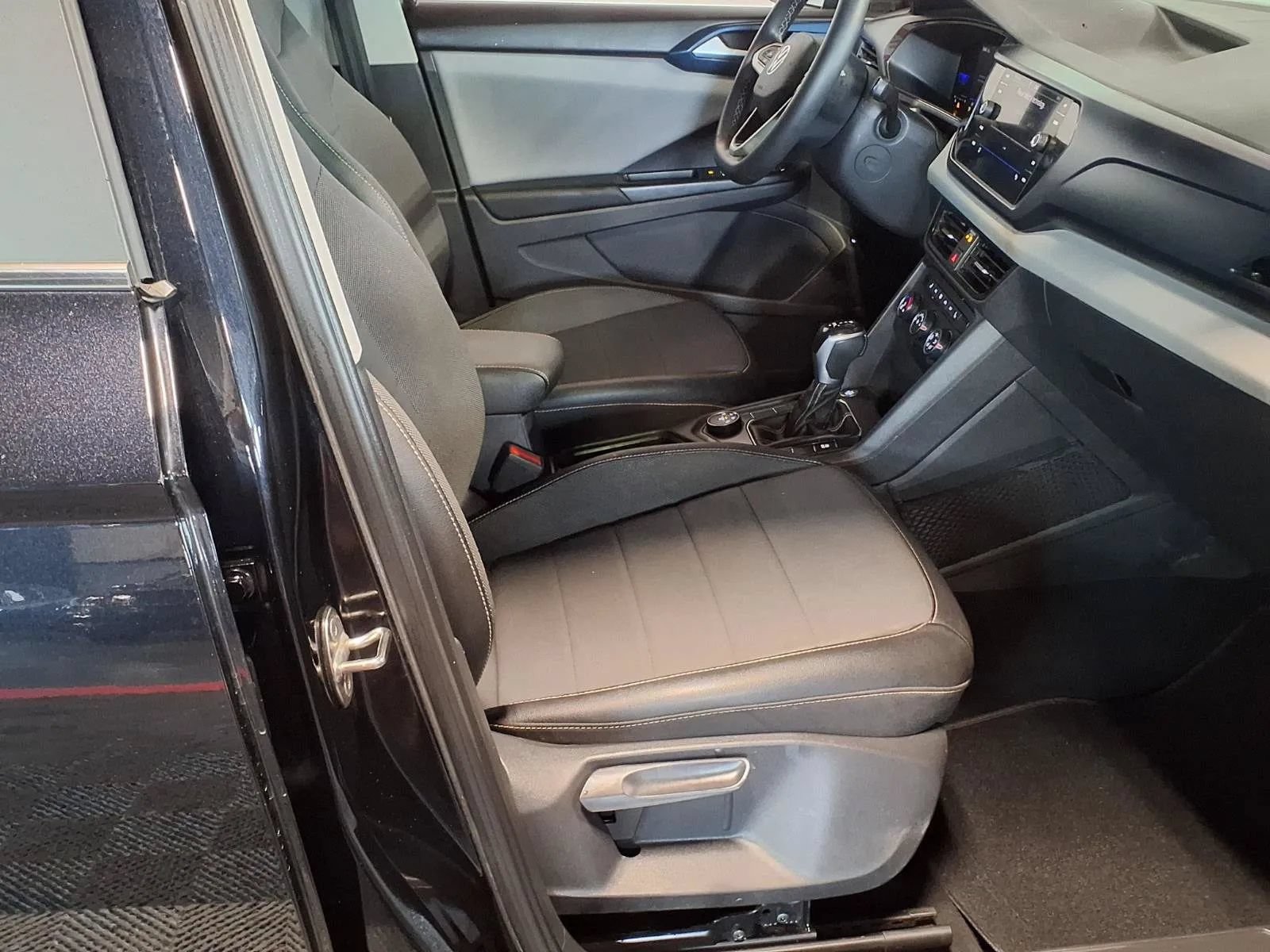 Used 2022 Volkswagen Taos SE FWD image 12