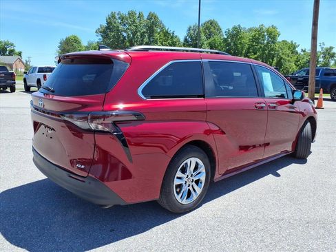 Used 2025 Toyota Sienna XLE w/ XLE Plus Package AWD/4WD image 4