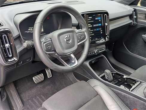 Used 2022 Volvo XC40 P8 Recharge Ultimate image 9