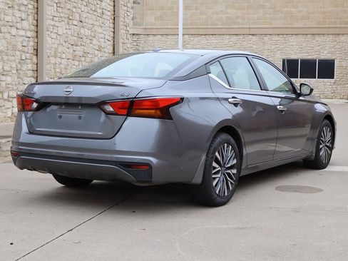 Used 2024 Nissan Altima 2.5 SV FWD image 3