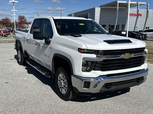 Used 2024 Chevrolet Silverado 2500 LT image 3