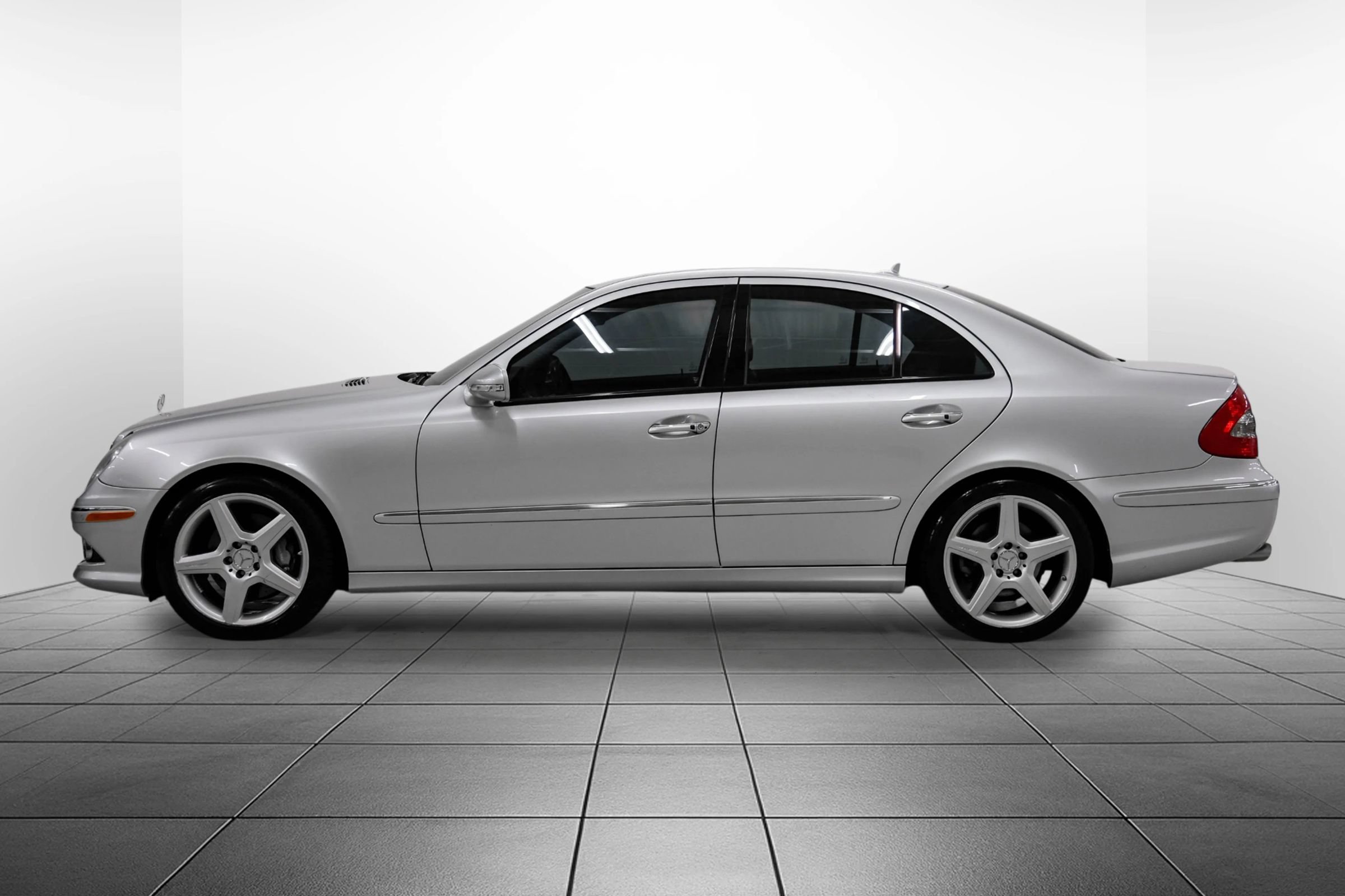 Used 2009 Mercedes-Benz E 550 Sedan image 12
