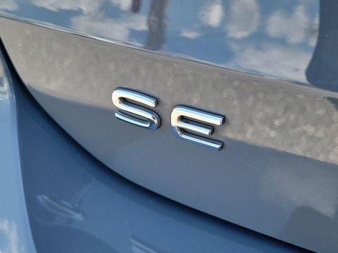 Used 2023 Volkswagen Taos SE w/ Panoramic Sunroof Package FWD image 6