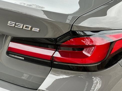 Used 2022 BMW 530e w/ Premium Package image 12