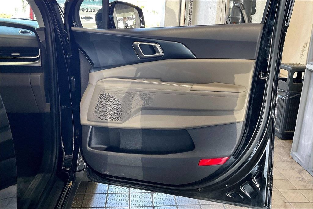 Used 2026 Kia Carnival FWD image 22