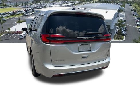 Used 2023 Chrysler Pacifica Touring-L FWD image 18