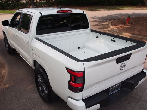Used 2025 Nissan Frontier SV RWD image 5