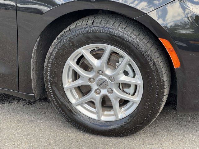 Used 2023 Chrysler Pacifica Touring-L FWD image 9