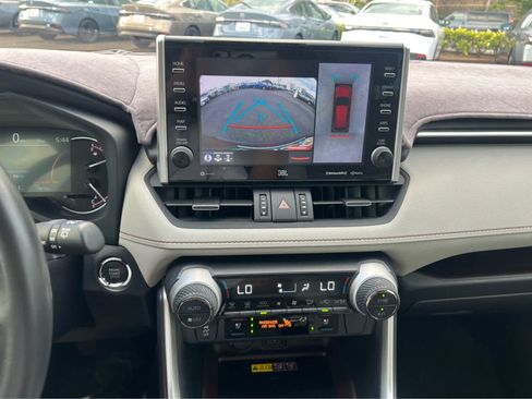Used 2022 Toyota RAV4 Limited FWD image 8
