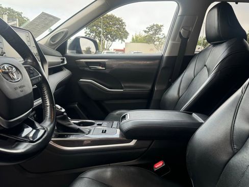Used 2020 Toyota Highlander Limited FWD image 12