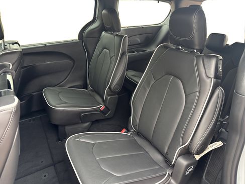 New 2026 Chrysler Pacifica Limited image 10