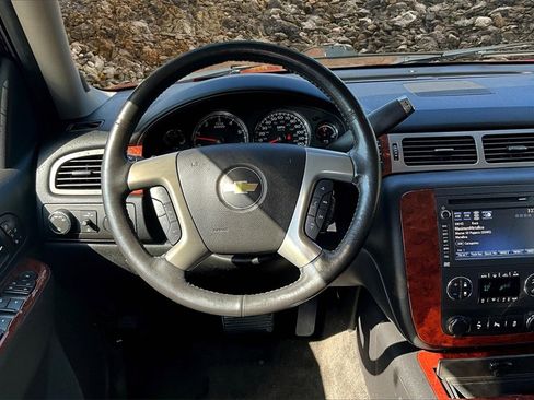 Used 2014 Chevrolet Suburban LTZ image 5