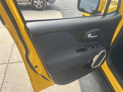 Used 2017 Jeep Renegade Latitude w/ Cold Weather Group FWD image 19