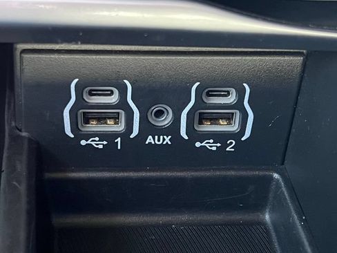 Used 2023 Chrysler Pacifica Limited FWD image 33