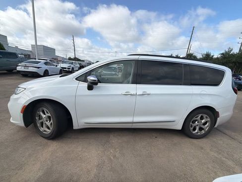 Used 2023 Chrysler Pacifica Limited FWD image 8