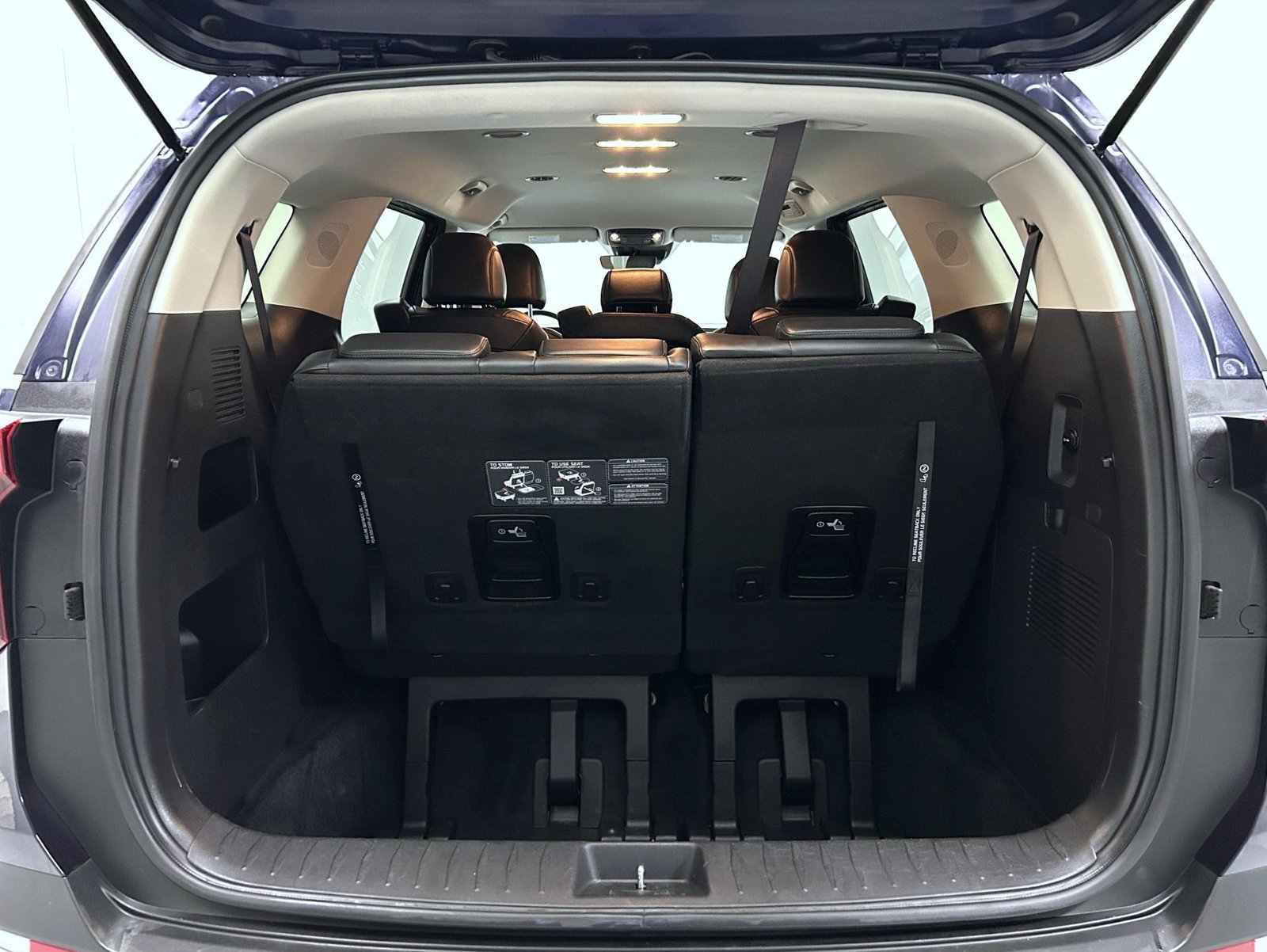 Used 2025 Kia Carnival FWD image 20