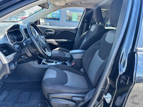 Used 2018 Jeep Cherokee Latitude w/ Altitude Package FWD image 7
