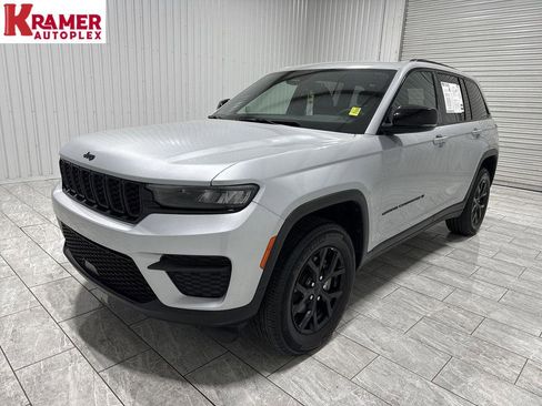 Used 2024 Jeep Grand Cherokee Altitude image 1