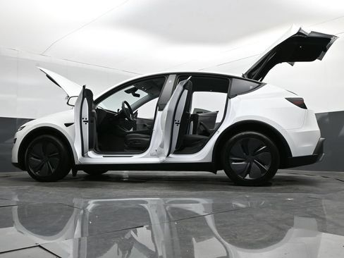 Used 2026 Tesla Model Y 2WD image 39