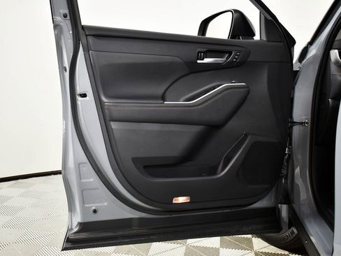 Used 2023 Toyota Highlander Bronze Edition image 16