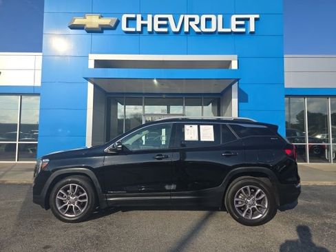 Used 2023 GMC Terrain SLT image 2